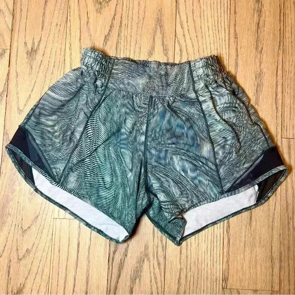 Lululemon Women’s Hotty Hot Low Rise Multi Colored Shorts Size 4 Tall - Picture 3 of 14